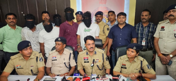 गिरफ्त में आरोपी गिरफ्त में आरोपी