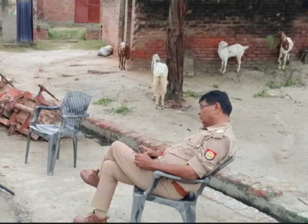 गांव में पुलिस बल तैनात गांव में पुलिस बल तैनात