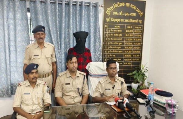 गिरफ्तार आरोपी की जानकारी देते पुलिस पदाधिकारी गिरफ्तार आरोपी की जानकारी देते पुलिस पदाधिकारी