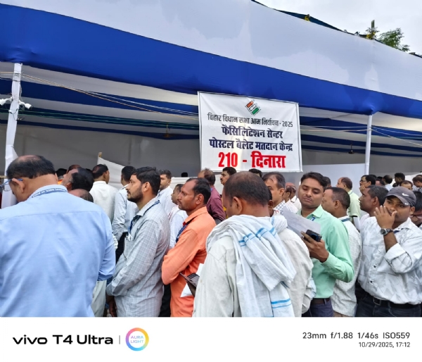 मतदानकर्मी पोस्टल मतदान करते मतदानकर्मी पोस्टल मतदान करते