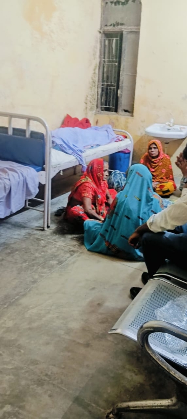 अस्पताल में बैठे परिजन की फोटो