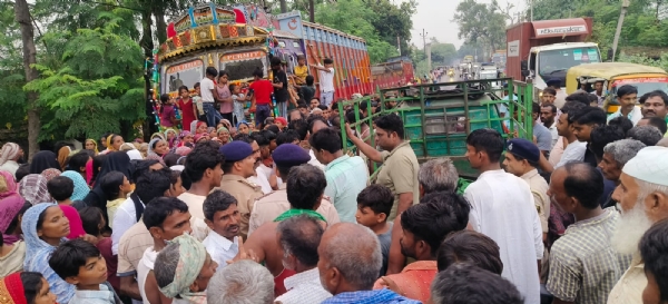 लोगों को समझाती पुलिस लोगों को समझाती पुलिस