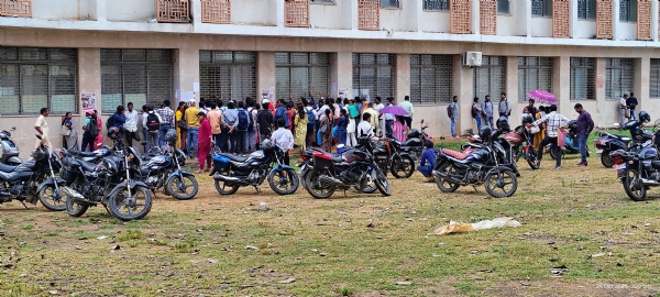 डिग्री सर्टिफिकेट के लिए काउंटर पर लगी भीड़ डिग्री सर्टिफिकेट के लिए काउंटर पर लगी भीड़