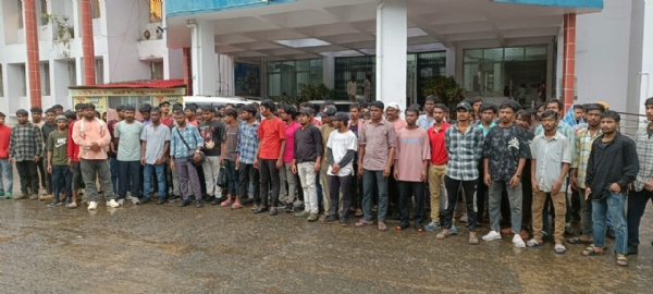 आवेदन सौंपने डीसी कार्यालय पहुंचे प्रवासी मजदूर आवेदन सौंपने डीसी कार्यालय पहुंचे प्रवासी मजदूर