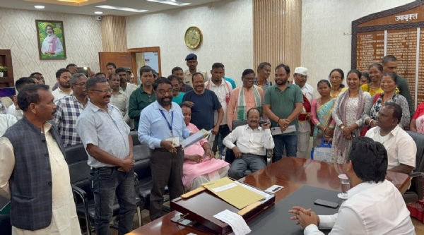 पूर्व मुख्यमंत्री मधु कोड़ा और उपायुक्त चंदन कुमार पूर्व मुख्यमंत्री मधु कोड़ा और उपायुक्त चंदन कुमार