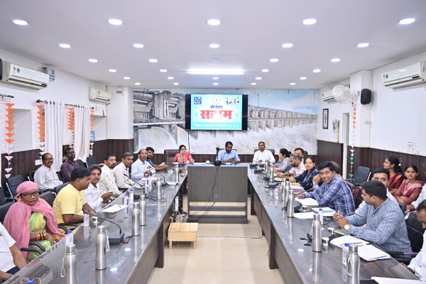 बैठक को संबोधित करते हुए कलेक्टर अबिनाश मिश्रा। बैठक को संबोधित करते हुए कलेक्टर अबिनाश मिश्रा।