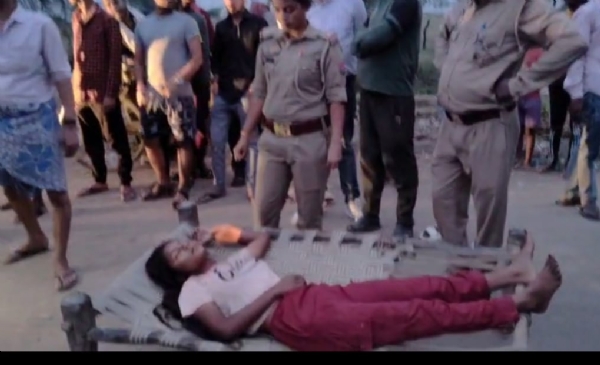 प्रेमी की हत्या से बौखलाई प्रेमिका ने खुद की काट डाली गर्दन, रेफर