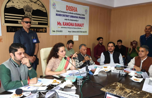 दिशा की बैठक की अध्यक्षता करते हुए सांसद कंगना रणौत।