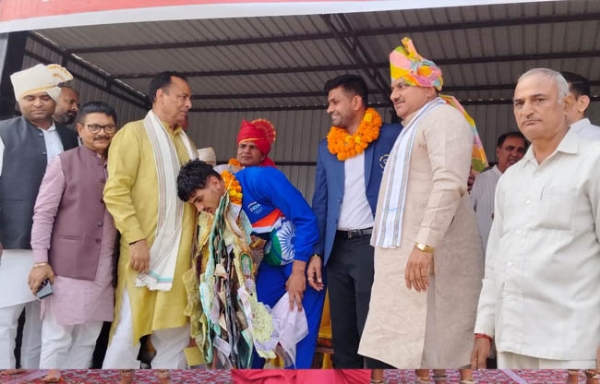 सोनीपत: स्वर्ण पदक विजेता अखिल नरवाल सम्मान समारोह में आशीर्वाद लेते हुए