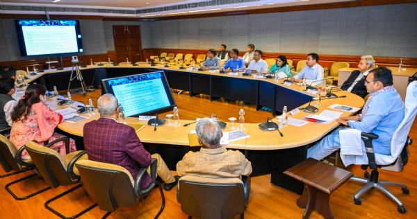 मुख्यमंत्री भजनलाल शर्मा बैठक लेते हुए