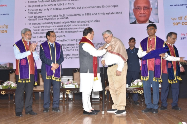 बीकानेर मूल के डाक्टर डोगरा को मिला लाइफ टाइम एचीवमेंट अवार्ड, चिकित्सा मंत्री जे पी नड्डा ने दिया सम्मान