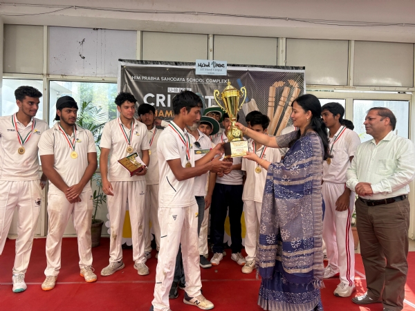 विजेता टीम को पुरस्कृत करते हुए प्रधानाचार्य। विजेता टीम को पुरस्कृत करते हुए प्रधानाचार्य।
