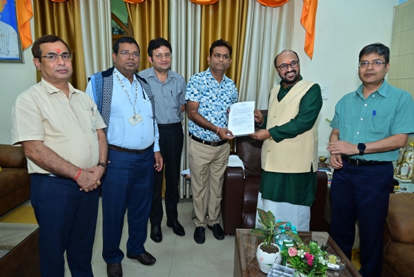 पत्र देते हुए मंत्री योगेन्द्र उपाध्याय