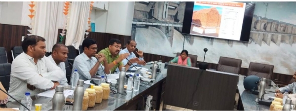 बैठक को संबोधित करती हुई अपर कलेक्टर इंदिरा देवहारी।