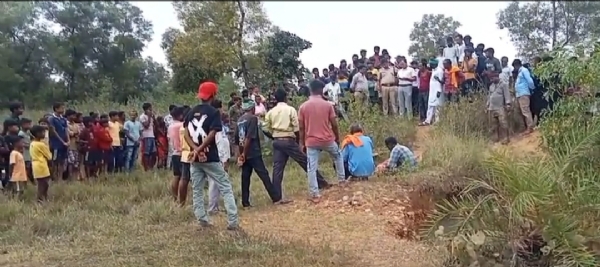 डोभा के पेड़ जमा लोगों की भीड़ और मौके पर मौजूद पुलिस