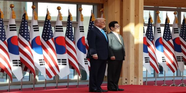 दक्षिण कोरिया के राष्ट्रपति ली जे म्युंग और अमेरिकी राष्ट्रपति डोनाल्ड ट्रंप बुधवार को ग्योंगजू के राष्ट्रीय संग्रहालय में। यहां राष्ट्रपति ट्रंप के सम्मान में आधिकारिक स्वागत समारोह आयोजित किया गया। फोटो - द कोरिया टाइम्स दक्षिण कोरिया के राष्ट्रपति ली जे म्युंग और अमेरिकी राष्ट्रपति डोनाल्ड ट्रंप बुधवार को ग्योंगजू के राष्ट्रीय संग्रहालय में। यहां राष्ट्रपति ट्रंप के सम्मान में आधिकारिक स्वागत समारोह आयोजित किया गया। फोटो - द कोरिया टाइम्स