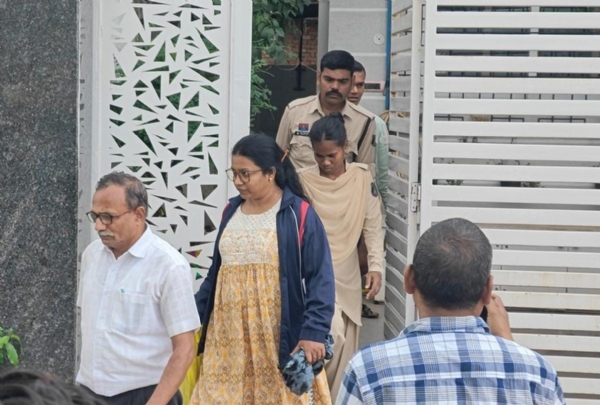 एसीबी व ईओडब्ल्यू की टीम जांच कार्रवाई कर घर से बाहर निकलते हुए। एसीबी व ईओडब्ल्यू की टीम जांच कार्रवाई कर घर से बाहर निकलते हुए।