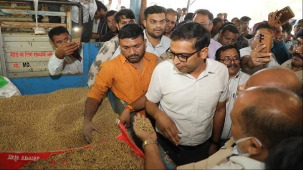 देवासः संभाग आयुक्त आशीष सिंह ने कृषि उपज मंडी में सोयाबीन उपार्जन कार्य का निरीक्षण किया देवासः संभाग आयुक्त आशीष सिंह ने कृषि उपज मंडी में सोयाबीन उपार्जन कार्य का निरीक्षण किया