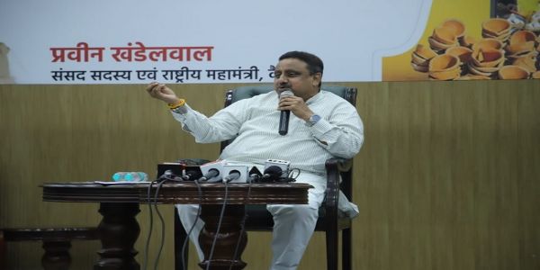 मीडिया को संबोधित करते कैट के राष्‍ट्रीय महामंत्री एवं सांसद प्रवीण खंडेलवाल
