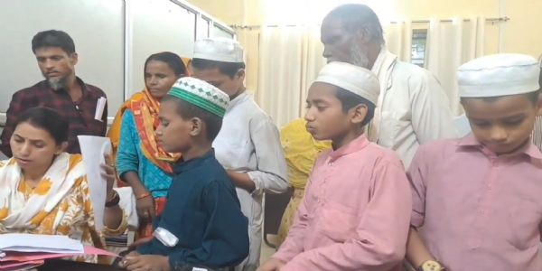 अररिया फोटो:महाराष्ट्र से लाए गए बच्चे का काउंसलिंग