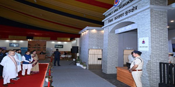 गृहमंत्री अमित शाह कुरुक्षेत्र में आयोजित प्रदर्शनी का अवलोकन करते हुए
