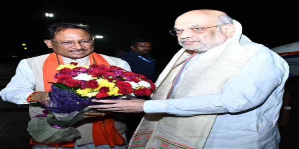 केंद्रीय गृह मंत्री अमित शाह का मुख्यमंत्री साय गुलदस्ता भेंट कर स्वागत करते हुए