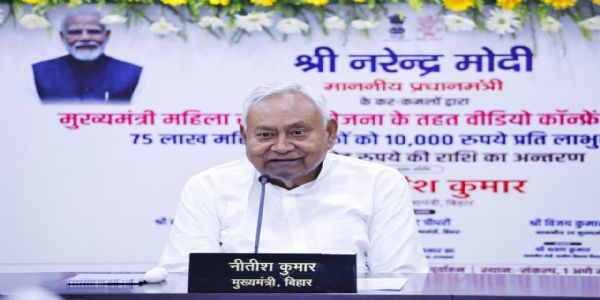 महिला रोजगार योजना कार्यक्रम में सम्बोधन के दौरान मुख्यमंत्री नीतीश