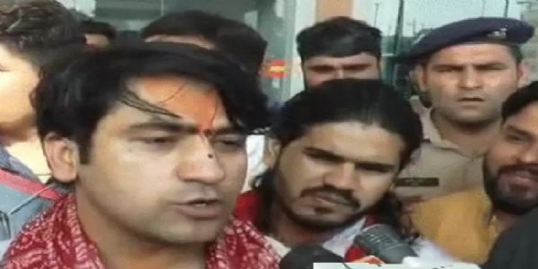 पंडित धीरेंद्र शास्त्री ग्वालियर में मीडिया से बात करते हुए
