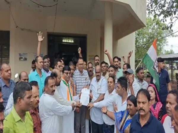 डीई को ज्ञापन सौंपते कांग्रेसी