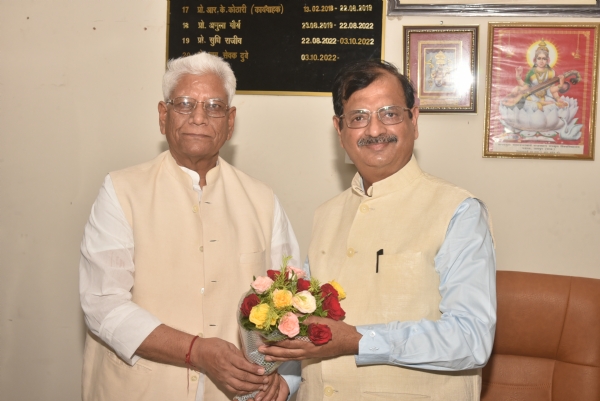 संस्कृत विश्वविद्यालय के कुलपति पद का दायित्व प्रोफेसर नंदकिशोर पांडेय ने संभाला संस्कृत विश्वविद्यालय के कुलपति पद का दायित्व प्रोफेसर नंदकिशोर पांडेय ने संभाला