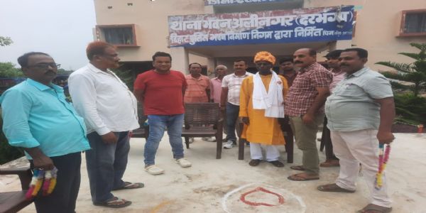 अलीनगर थाना के चौकीदार श्रीपती पासवान को दी गई भावभीनी विदाई