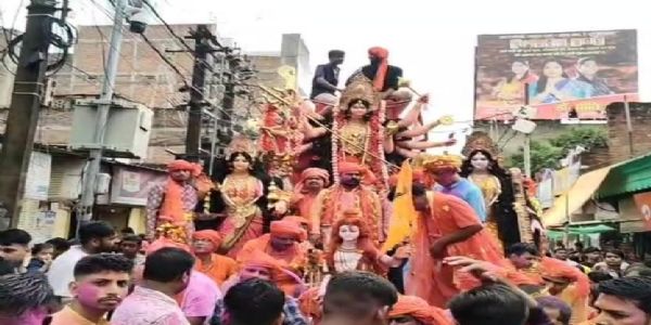 बारिश के बीच दुर्गा प्रतिमा विसर्जन का सिलसिला जारी