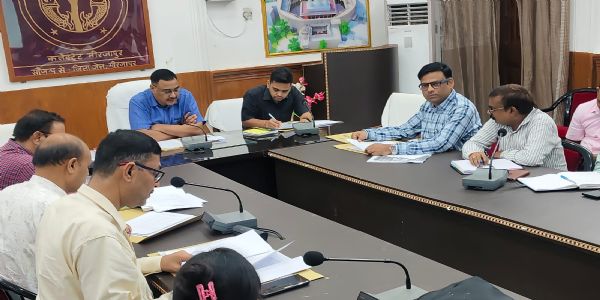 हर ब्लॉक में बनेगी एक मॉडल गौशाला, विकास योजनाओं में तेजी लाएं बीडीओ : डीएम