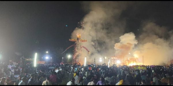 अंबिकापुर: लखनपुर में परंपरा अनुसार एक दिन बाद हुआ रावण दहन, बारिश के बीच उमड़ा जनसैलाब