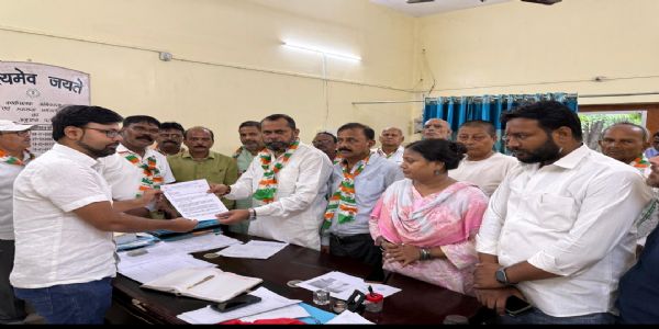 कांग्रेस ने खरकई नदी से जल आपूर्ति के लिए सौंपा ज्ञापन