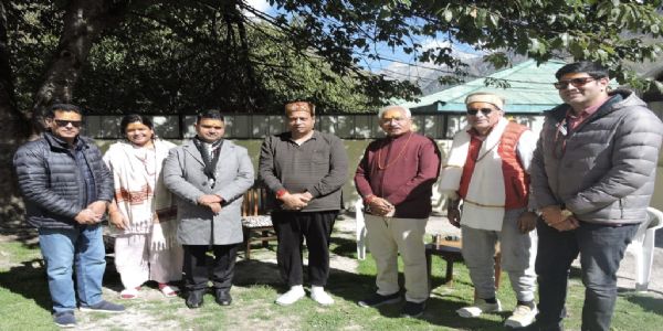 प्रधानमंत्री के भाई पंकज मोदी ने भगवान बदरी विशाल के किए दर्शन