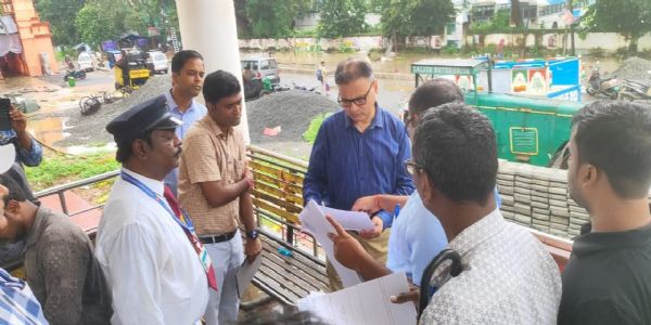 अमृत भारत योजना के तहत बेल्दा स्टेशन में डीआरएम ने किया कार्यों का जायजा
