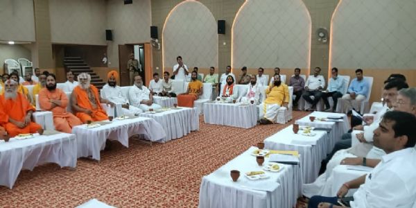 दीपोत्सव की तैयारियों को लेकर संत-महंतों के साथ प्रशासन ने की बैठक