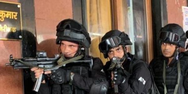 एनएसजी कमांडो और वाराणसी पुलिस ने कैंट,बनारस स्टेशन और रोडवेज पर किया मॉक एक्सरसाइज