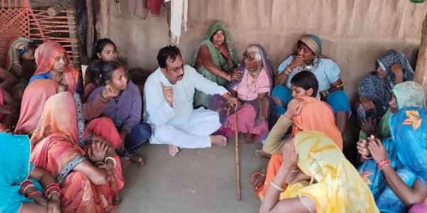 (अपडेट) मप्र के खंडवा में हुए हादसे में जान गंवाने वाले 11 लोगों का हुआ अंतिम संस्कार, मंत्री शाह ने परिजनों को बंधाया ढांढस
