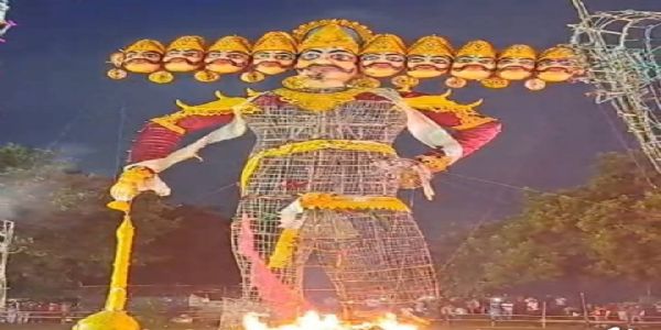 खड़गपुर 101वें वर्ष का रावण दहन बना यादगार, सिर अलग से जलाए गए