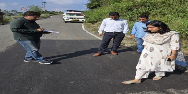 उपजिलाधिकारियों ने सड़क डामरीकरण का किया निरीक्षण