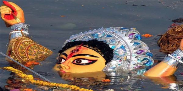रायपुर के महादेव घाट पर मां दुर्गा की 176 प्रतिमाओं का हुआ विसर्जन