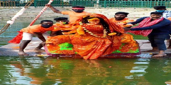कोलकाता में दुर्गा प्रतिमाओं का विसर्जन शुरू, घाटों पर सुरक्षा कड़ी