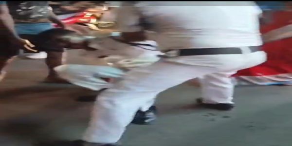 ड्यूटी के दौरान नशे में धुत ट्रैफिक इंस्पेक्टर का वीडियो वायरल