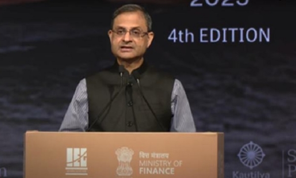 कौटिल्य इकोनॉमिक कॉन्क्लेव 2025 को संबोधित करते संजय मल्‍होत्रा