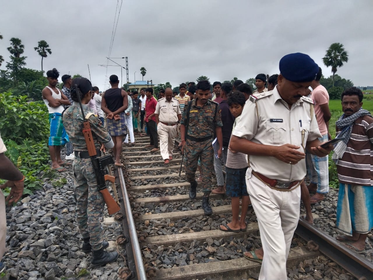 घटना के बाद लोगों की भीड़ और पुलिस
