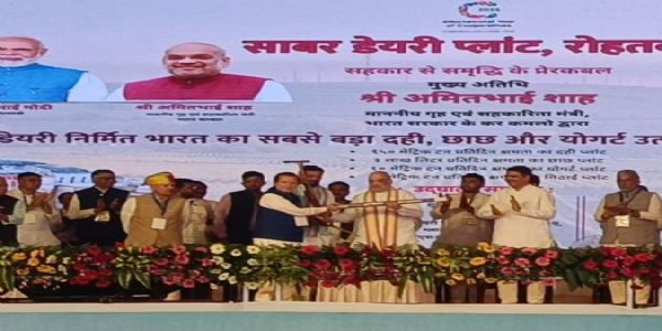 रोहतक में आयोजित कार्यक्रम के दौरान केंद्रीय गृह एवं सहकारिता मंत्री को हल भेंट करते प्रदेश के सहकारिता मंत्री डॉ अरविंद शर्मां