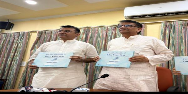 ओमप्रकाश धनखड़ अपनी पुस्तक का विमोचन करते हुए ओमप्रकाश धनखड़ अपनी पुस्तक का विमोचन करते हुए