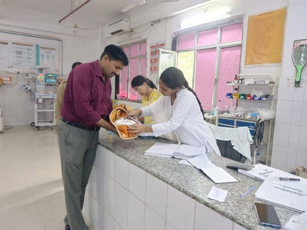 नवजात को देखते नर्स